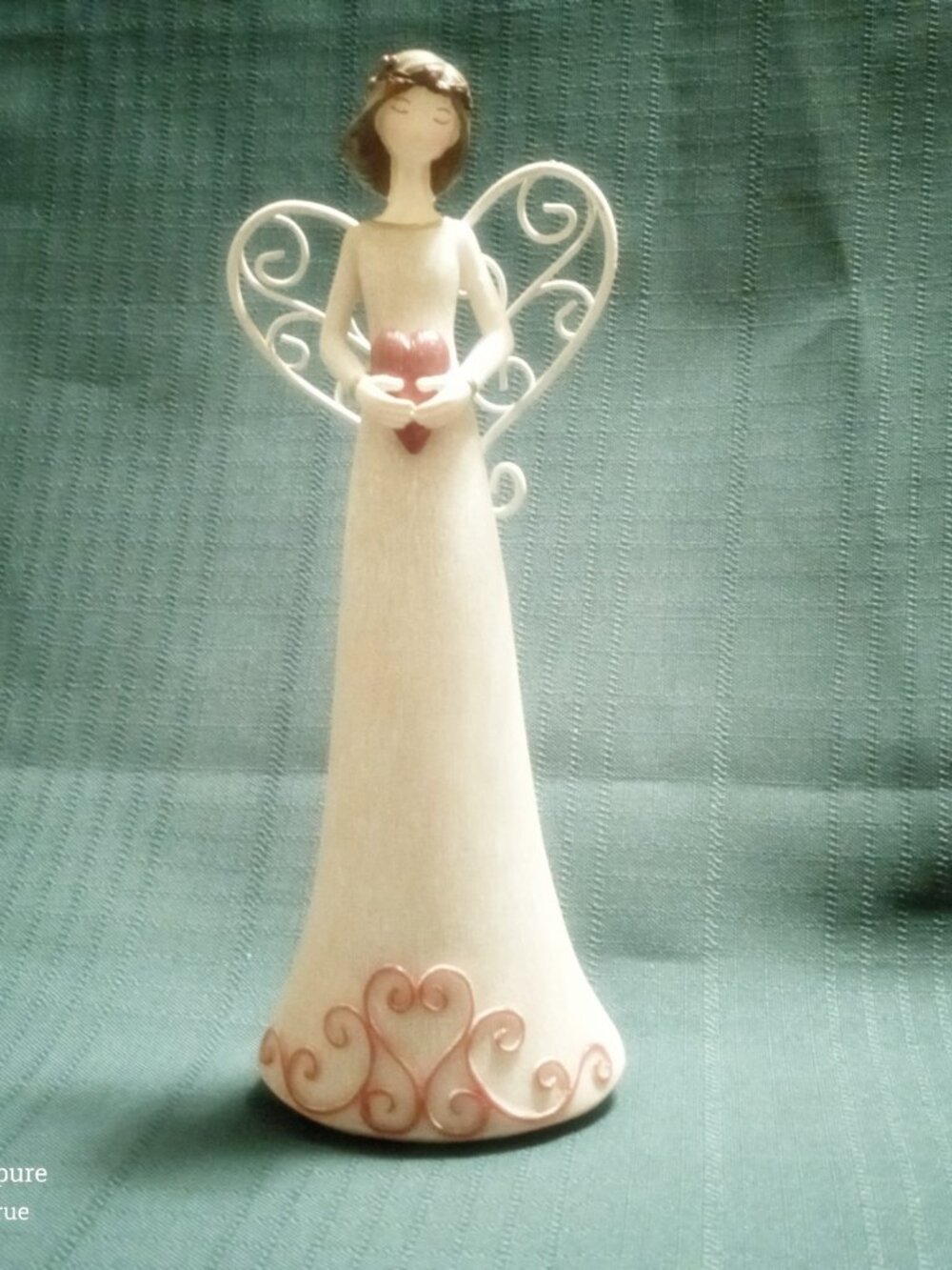 Angel Figurine Holding Heart – White Gown with Wire Wings – Vintage‑Style